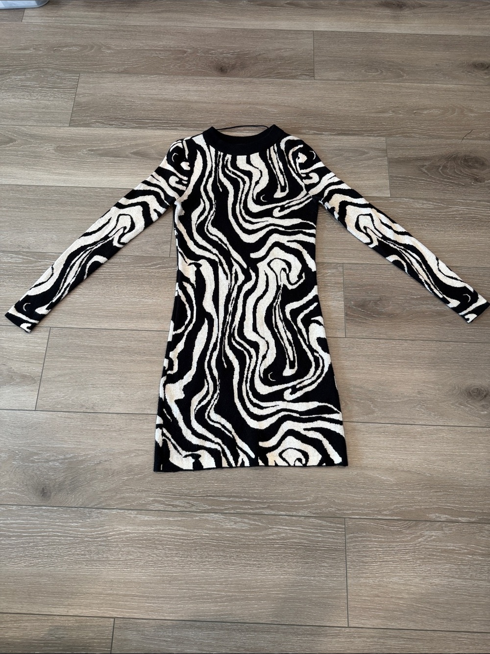 Black & White Vero Moda Swirl Long Sleeve Knit Dress